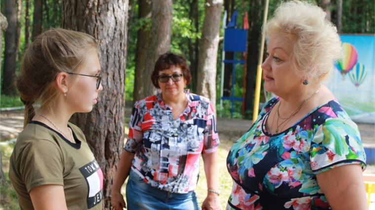 В рамках акции «Каникулы с Общественным советом» главный нарколог Минздрава Чувашии Ирина Булыгина посетила лагерь «Соснячок»
