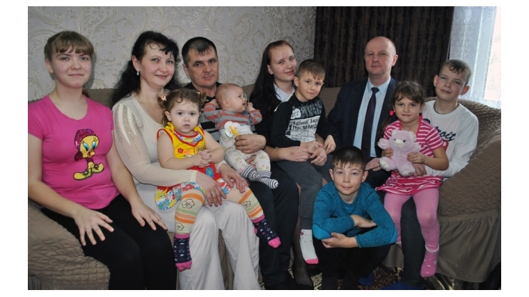 Семья Бариновых справила новоселье