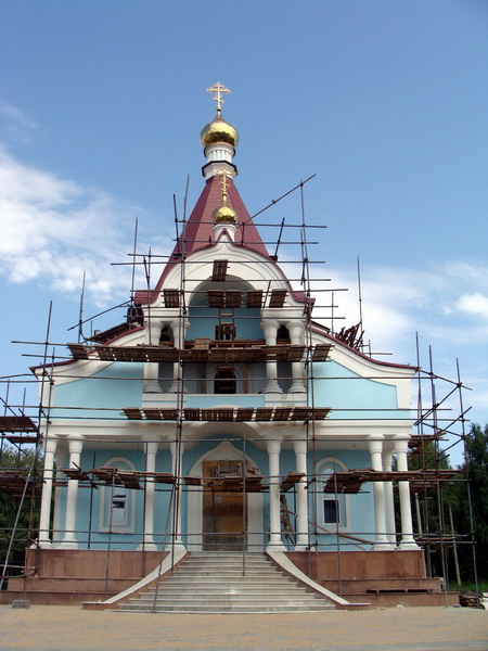 13:00 По улице Гладкова поднялись небесно-голубые стены храма